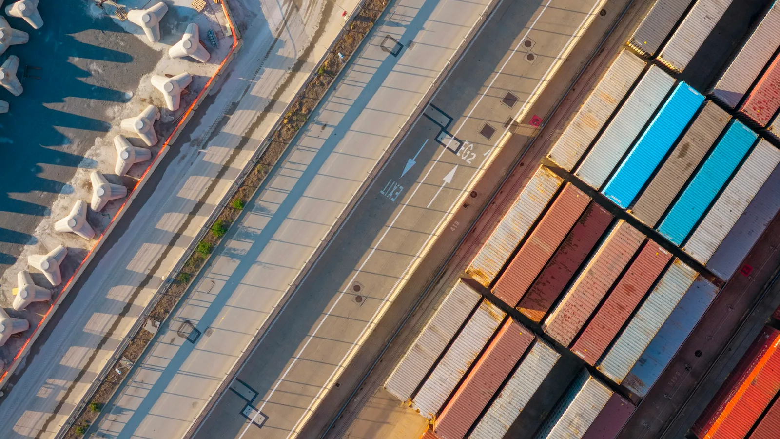 Vista aérea de una terminal portuaria con contenedores alineados junto al muelle
